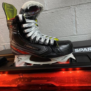 Bauer Vapor X2.9 Hockey Skates Size 4, Good Condition  (Fit 1) With a Fresh Sparx Edge.