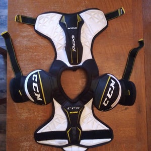 Medium Junior CCM Tacks 5092 Shoulder Pads (Used)