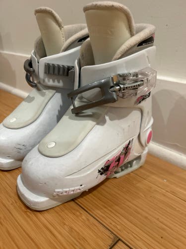 Roces 6 in 1 adjustable kids ski boots (Used) Ski Boots 16-18.5