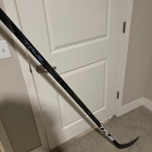 True Right Handed Mid Pattern Pro Stock (New) Hzrdus 9x4 Hockey Stick
