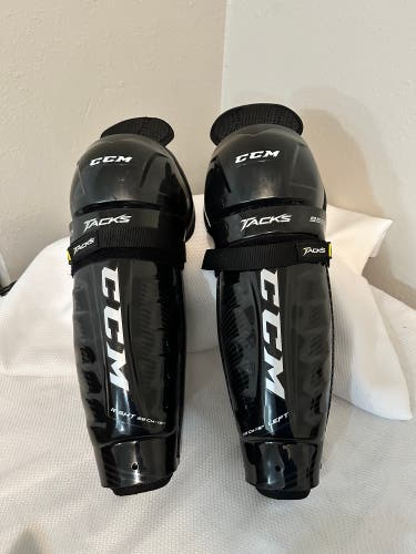 Senior CCM 15" (Used) Tacks 9550 Shin Pads