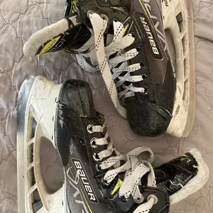 Used Junior Bauer Regular Width  Size 2 Vapor 3X Hockey Skates