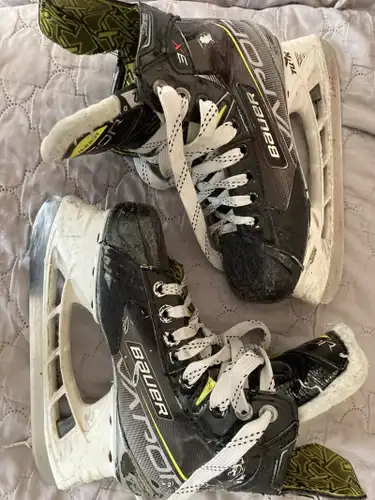 Used Junior Bauer Regular Width  Size 2 Vapor 3X Hockey Skates