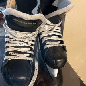 Bauer Regular Width Size 4 (Used) Supreme Hockey Skates