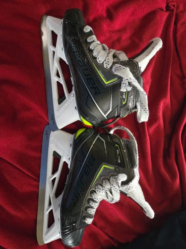 Bauer Elite Hockey Goalie Skates Size 2.5 (Used)