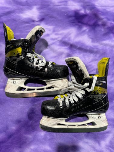 Intermediate Bauer Supreme 3S Hockey Skates Regular Width Size 4 (Used)