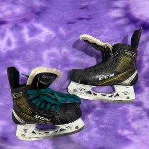 Junior CCM Tacks 9060 Hockey Skates Regular Width Size 3 (Used)