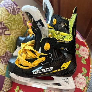 Bauer Regular Width Size 2 (Used) Supreme M4 Hockey Skates