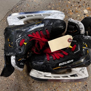Junior Bauer Supreme M5 Pro Hockey Skates Regular Width Size 2.5 (Used)