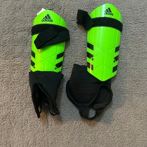 Unisex Small Adidas (Used) Shin Guards