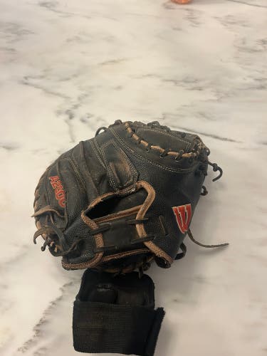 A2000 Catchers Mitt 33.5 ( With Wrist Strap )