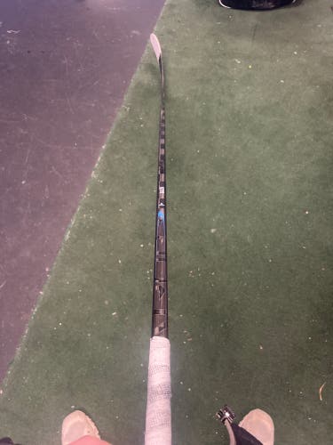 Senior Bauer Right Handed P28 (Used) Vapor Hyperlite 2 Hockey Stick Custom Black