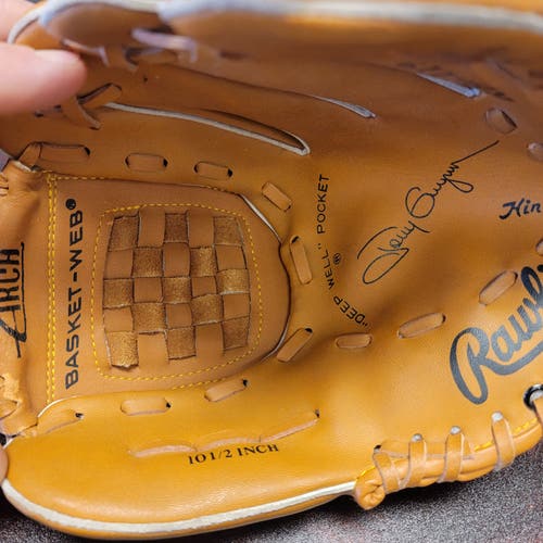 Right Hand Throw Rawlings RBJ119 Baseball Glove 11" (Used)