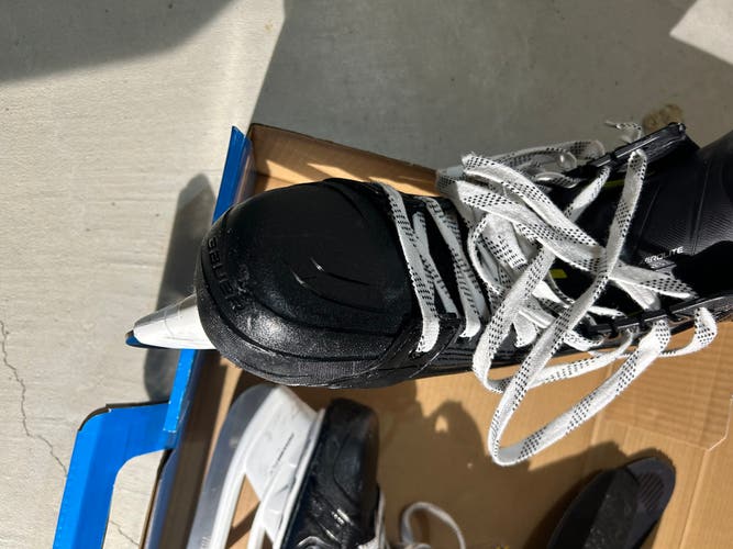 Bauer Narrow Width   8.5 (Used) Vapor Hyperlite 2 Hockey Skates
