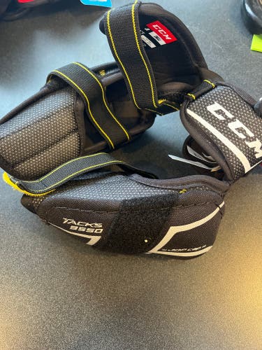 Junior CCM (New) Tacks 9550 Elbow Pads