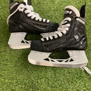 Intermediate CCM AS-550 Hockey Skates Regular Width Size 4 (New)