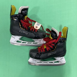 Junior Bauer Supreme S25 Hockey Skates Regular Width Size 2 (Used)