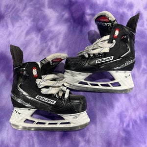 Junior Bauer Vapor X3.5 Hockey Skates Regular Width Size 2 (Used)