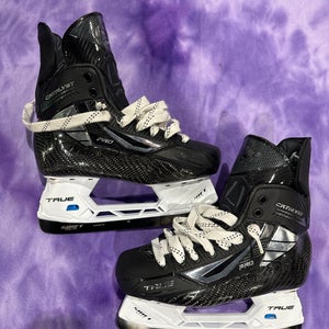 Senior True Catalyst Pro Hockey Skates Regular Width 5 (Used)