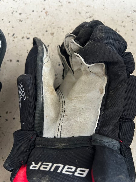 Hockey player gloves