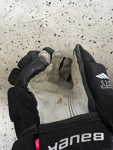 Hockey player gloves