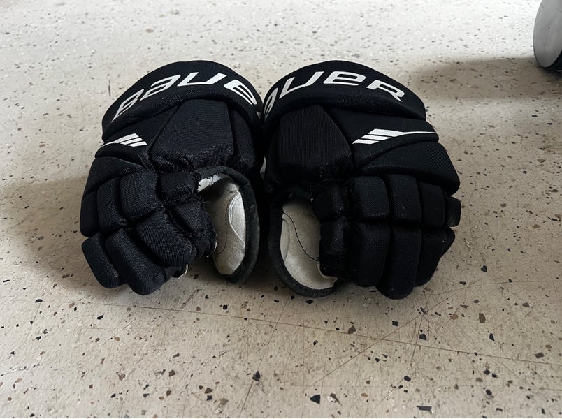 Hockey player gloves