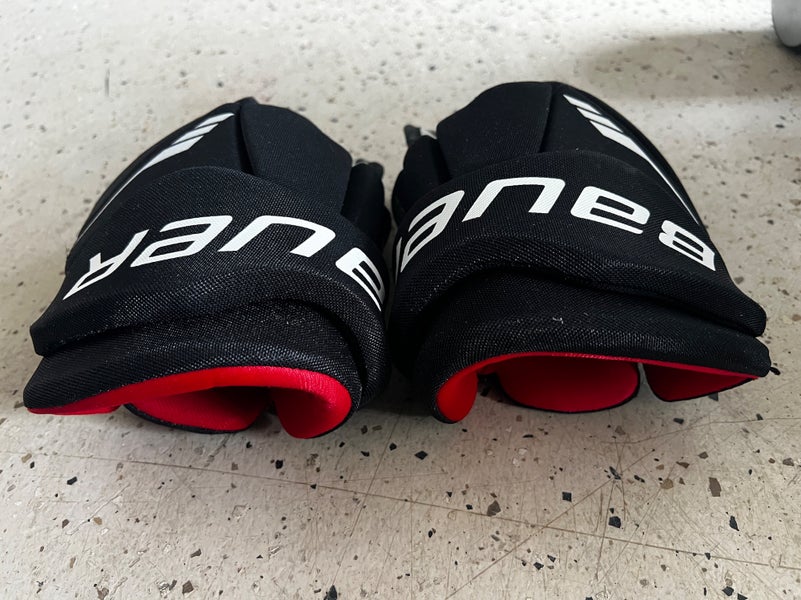 Hockey player gloves