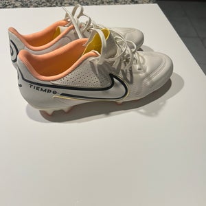 White Women's Size M 6.5 (W 7.5) Nike Molded Cleats (Used) Tiempo Legend IV Cleats