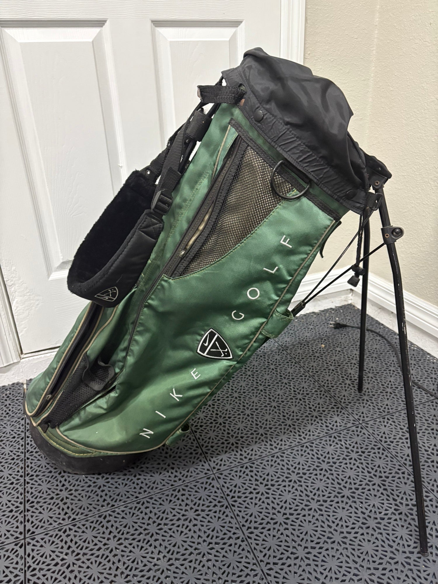 green nike golf bag
