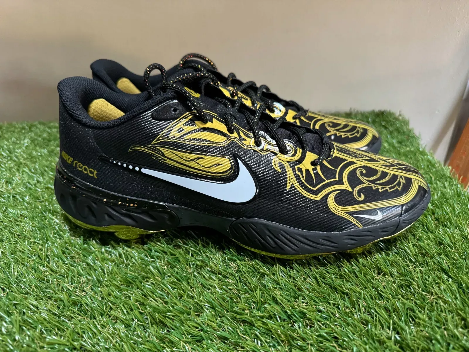 Nike Alpha Huarache Elite 3 Low Baseball Cleats Black Gold Men