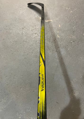 Senior Bauer Right Handed P28M Pro Stock (Used) Vapor Hyperlite 2 Hockey Stick