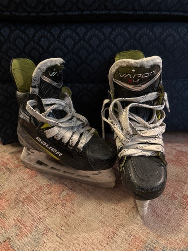 Hockey Skates Extra Wide Width Size 2.5 (Used)