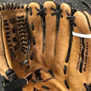 Wilson Right Hand Throw Infield A2452 Baseball Glove 11.5" (Used)