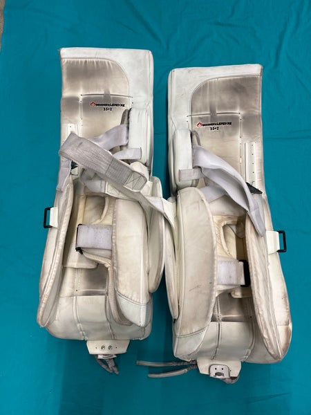 White 35" Senior True Catalyst 7X3 Goalie Leg Pads (Used)