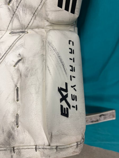 White 35" Senior True Catalyst 7X3 Goalie Leg Pads (Used)