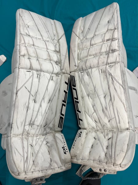 White 35" Senior True Catalyst 7X3 Goalie Leg Pads (Used)