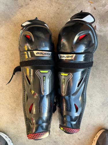 BAUER VAPOR HYPERLITE HOCKEY SHIN GUARDS - SENIOR