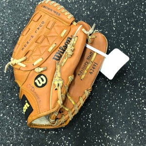 Wilson Right Hand Throw Infield A2491 Baseball Glove 11" (Used)