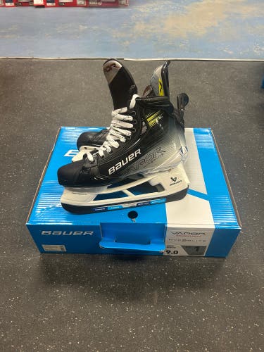 New Bauer Hyperlite 2 Skates Size 8 (STEEL INCLUDED)