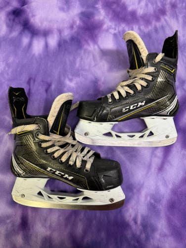 Intermediate CCM Tacks Classic 9060 Hockey Skates Regular Width Size 4 (Used)