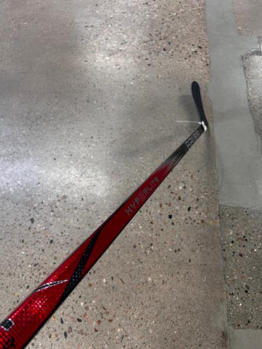 Senior Bauer Vapor Hyperlite 2 Hockey Stick Left Hand P28 Pro Stock (Used)