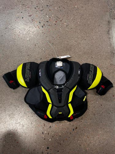 Medium Junior Bauer Vapor 3X Pro Shoulder Pads (Used)