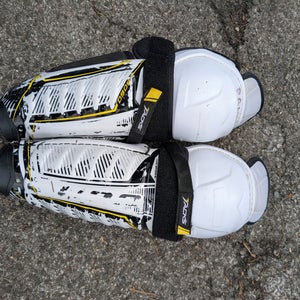 Junior CCM Tacks 9060 12" Shin Pads (Used)
