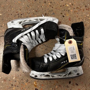 Junior CCM Tacks 9070 Hockey Skates Regular Width Size 1.5 (Used)