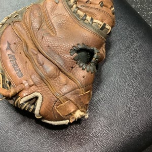 Mizuno Right Hand Throw Catcher's GXC104 Baseball Glove 30" (Used)