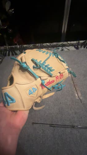 2024 44 Pro Right Hand Throw Pitcher's Signature Series Baseball Glove 11.75" (Used)