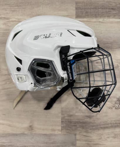 Medium Bauer Hyperlite Helmet (Used)