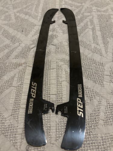 Step Steel Hockey ST Pro XS BlackSteel Runners CCM 295