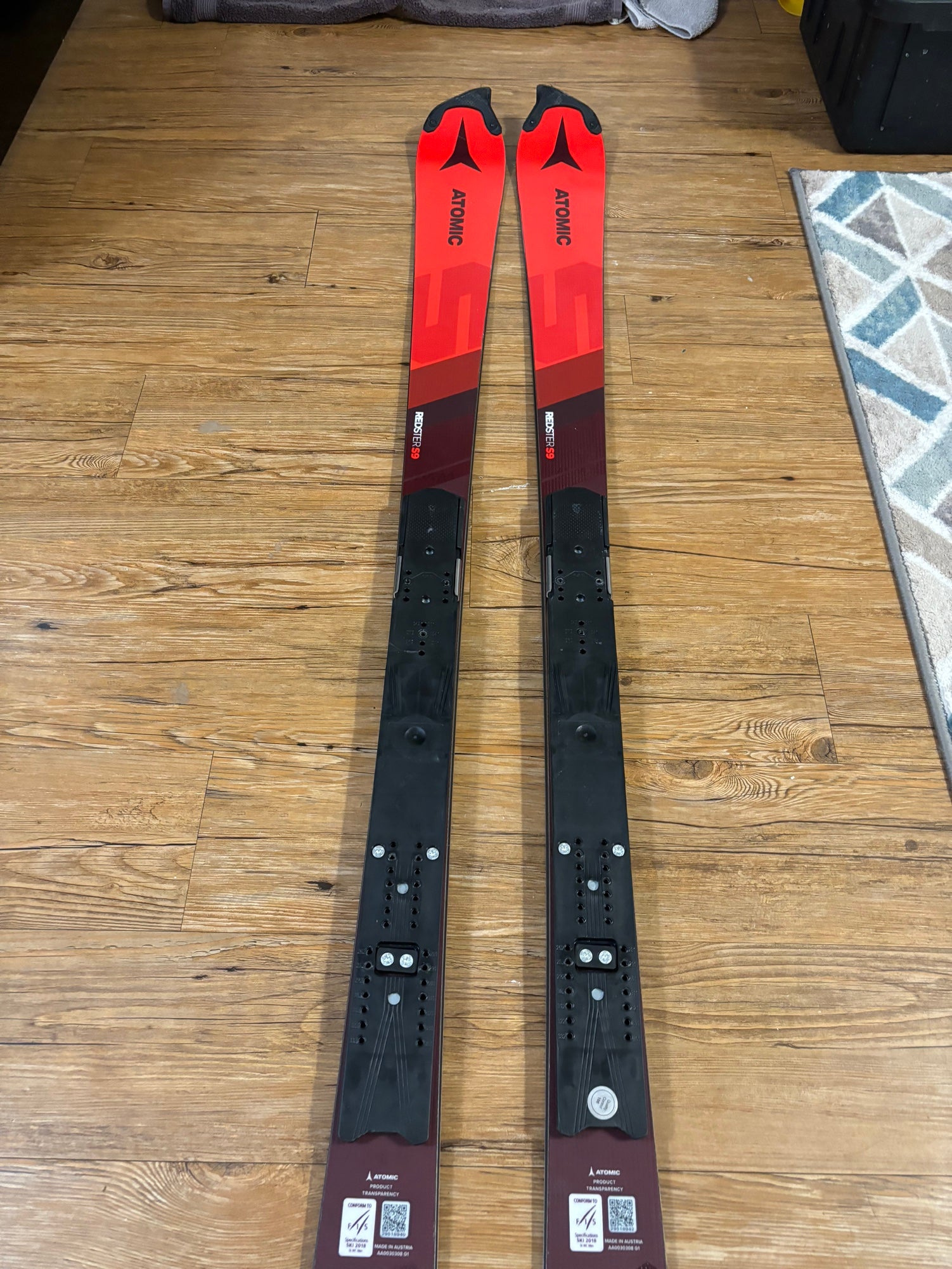 2024-2025 Atomic 165 cm Redster FIS SL Skis ( Almost New