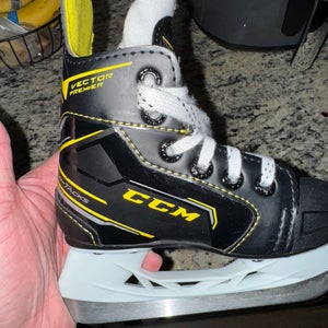 CCM Tacks Vector Regular Width 8 (Used)